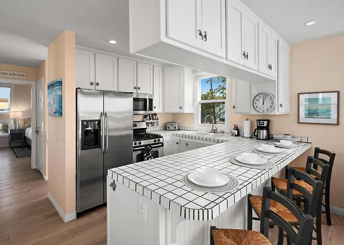 Bay View Paradise - Rooftop Deck, Off-Street Parking, King Suite, Washerdryer & Bay Views!