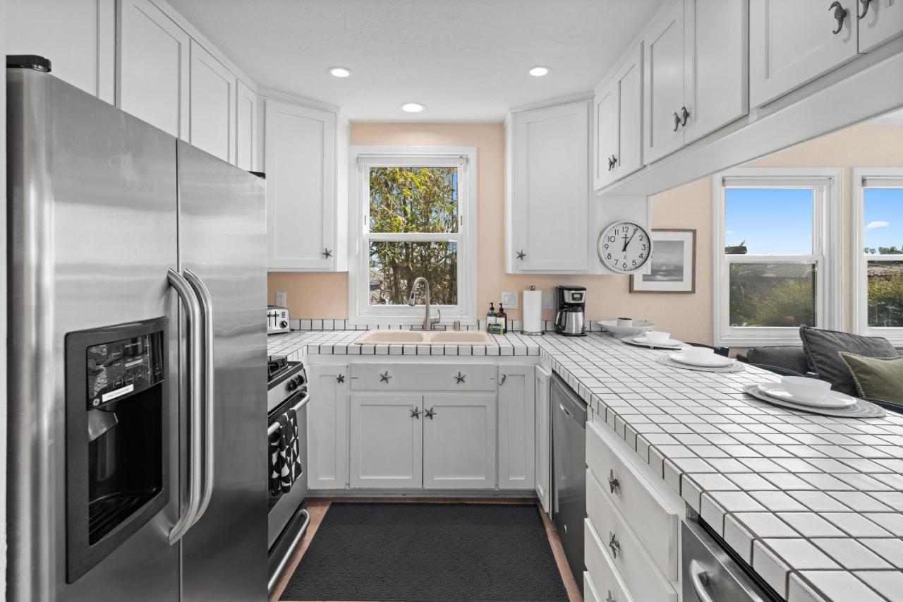 Casa de férias Bay View Paradise - Rooftop Deck, Off-street Parking, King Suite, Washerdryer & Bay Views!