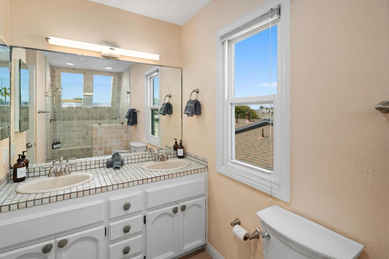 Bay View Paradise - Rooftop Deck, Off-street Parking, King Suite, Washerdryer & Bay Views! *