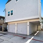 Bay View Paradise - Rooftop Deck, Off-Street Parking, King Suite, Washerdryer & Bay Views!