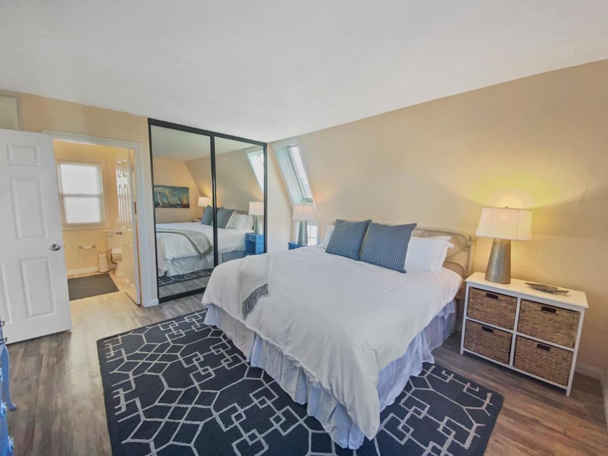 Holiday home Bay View Paradise - Rooftop Deck, Off-street Parking, King Suite, Washerdryer & Bay Views!