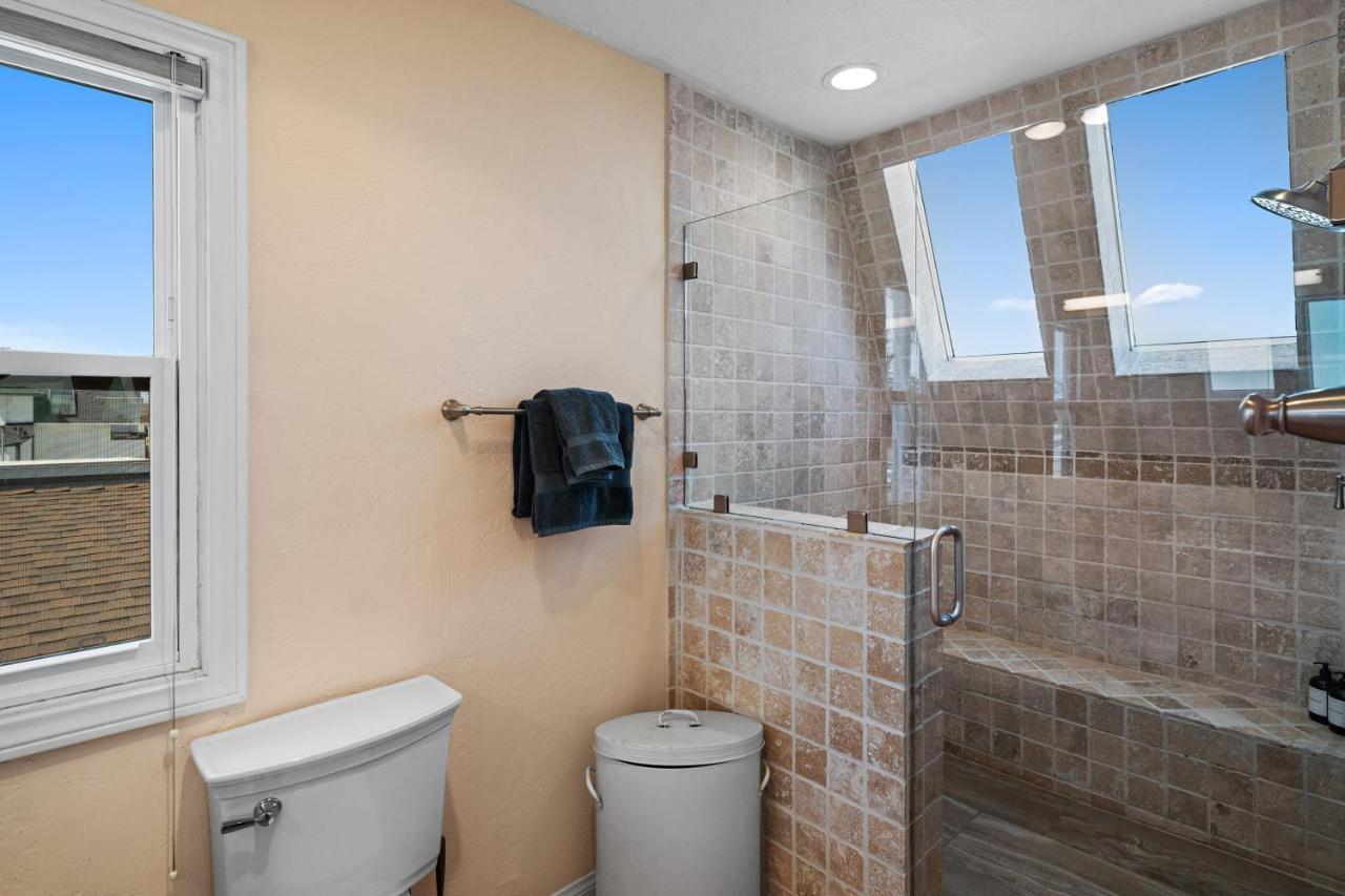 Bay View Paradise - Rooftop Deck, Off-street Parking, King Suite, Washerdryer & Bay Views! *