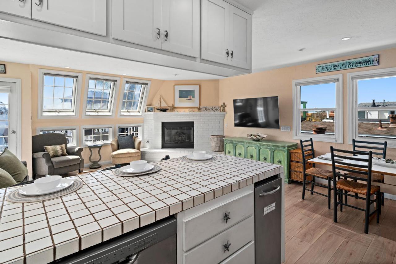 Bay View Paradise - Rooftop Deck, Off-street Parking, King Suite, Washerdryer & Bay Views! Holiday home San Diego